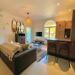 AU BORD DE L\'EAU Studio climatisé avec Terrasse et vue mer à 40m de la plage